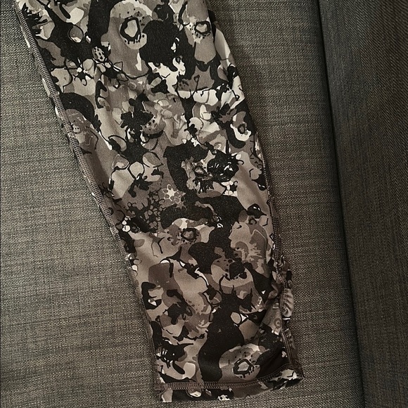 GAIAM Black and Gray Leggings with Floral Pattern - Picture 4 of 6